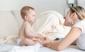 Com quantos anos a criana comea a falar