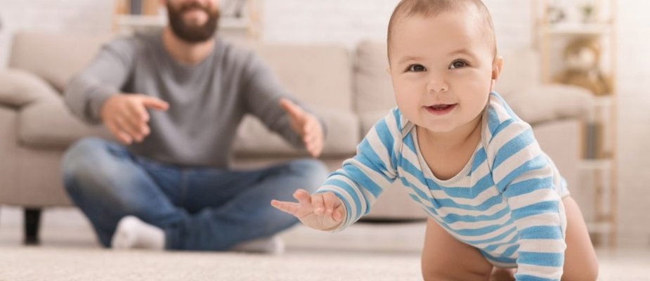 Com quantos meses o bebe comeca a engatinhar