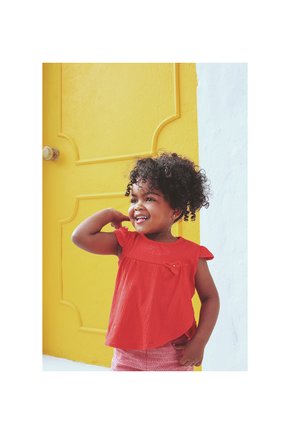 02 conjunto menina blusa bordado laco e short angero bege m