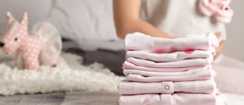 Quais os melhores tecidos para roupa de bebê com pele sensível?